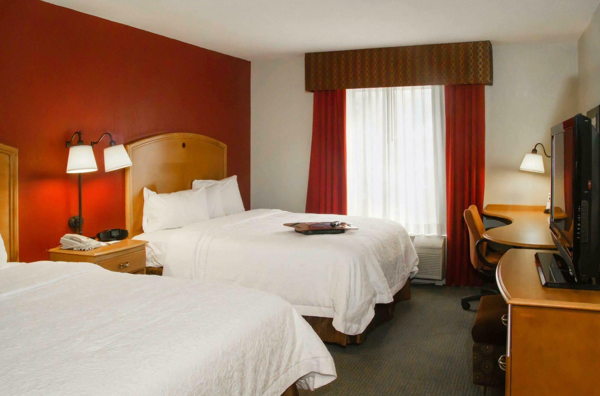 Hampton Inn Сідар-Сіті Екстер'єр фото